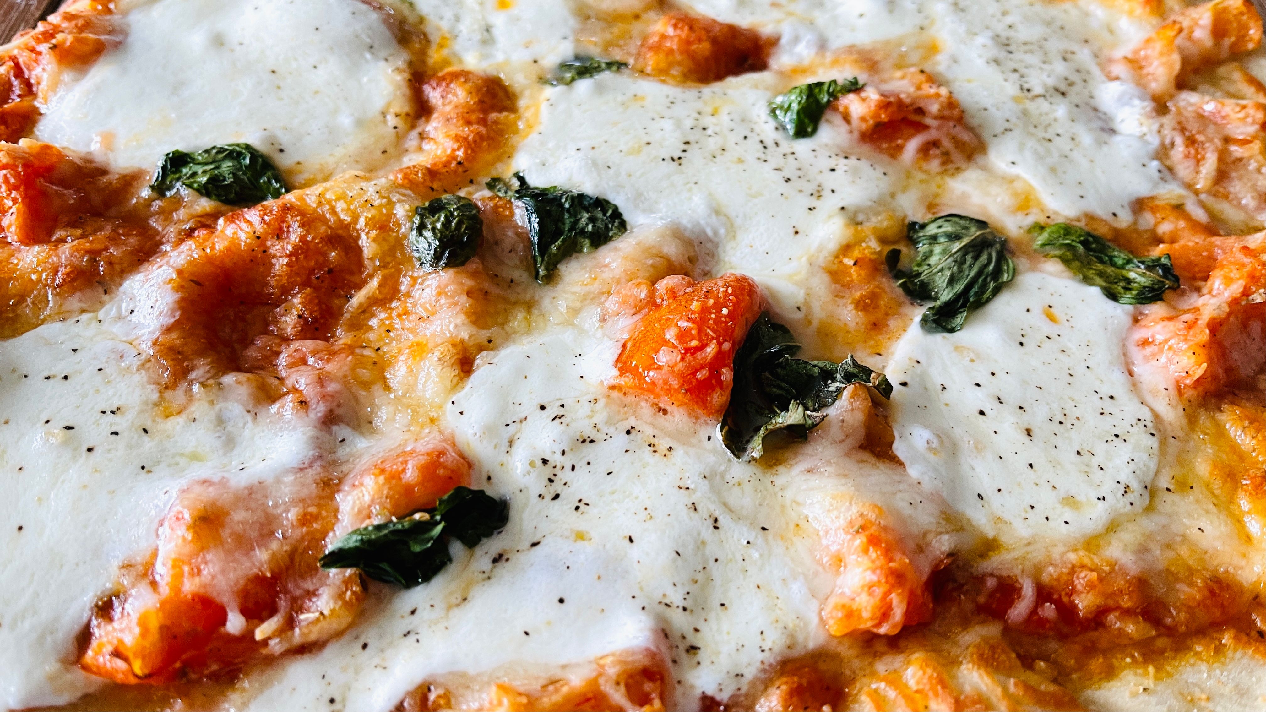 Pizza Margherita appena sfornata