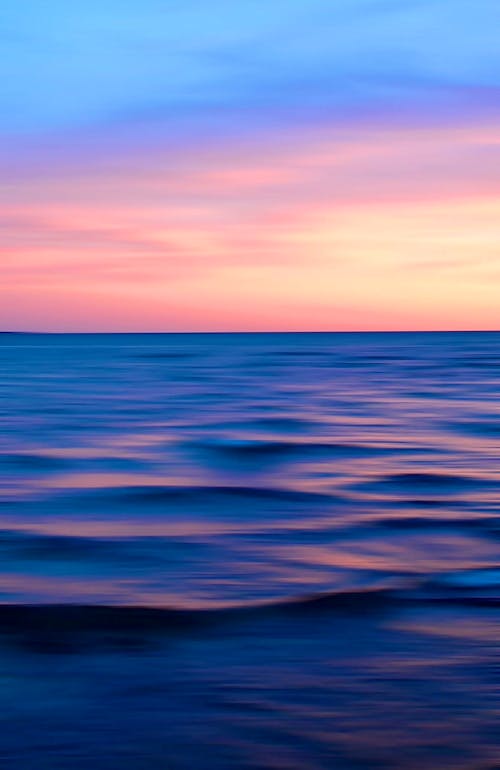 Free Blue Sea Under a Dramatic Sky Stock Photo