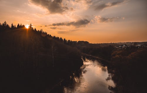 Sonnenuntergang über Dem Fluss