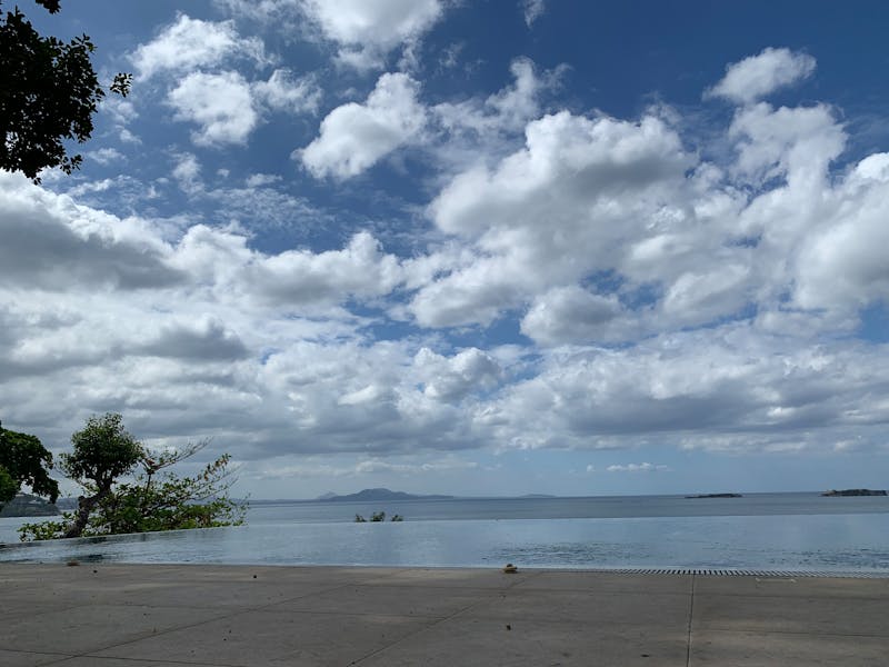 Detaliu apropiat al îmbinărilor de plumb care țin împreună bucăți de sticlă de culori diferite