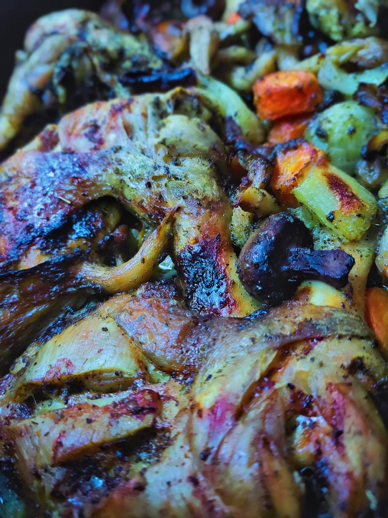 Farfurie cu detalii aurii