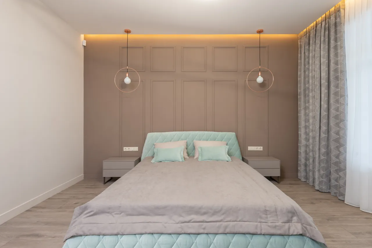 five-item-rule Styled bedside tables with warm lamps