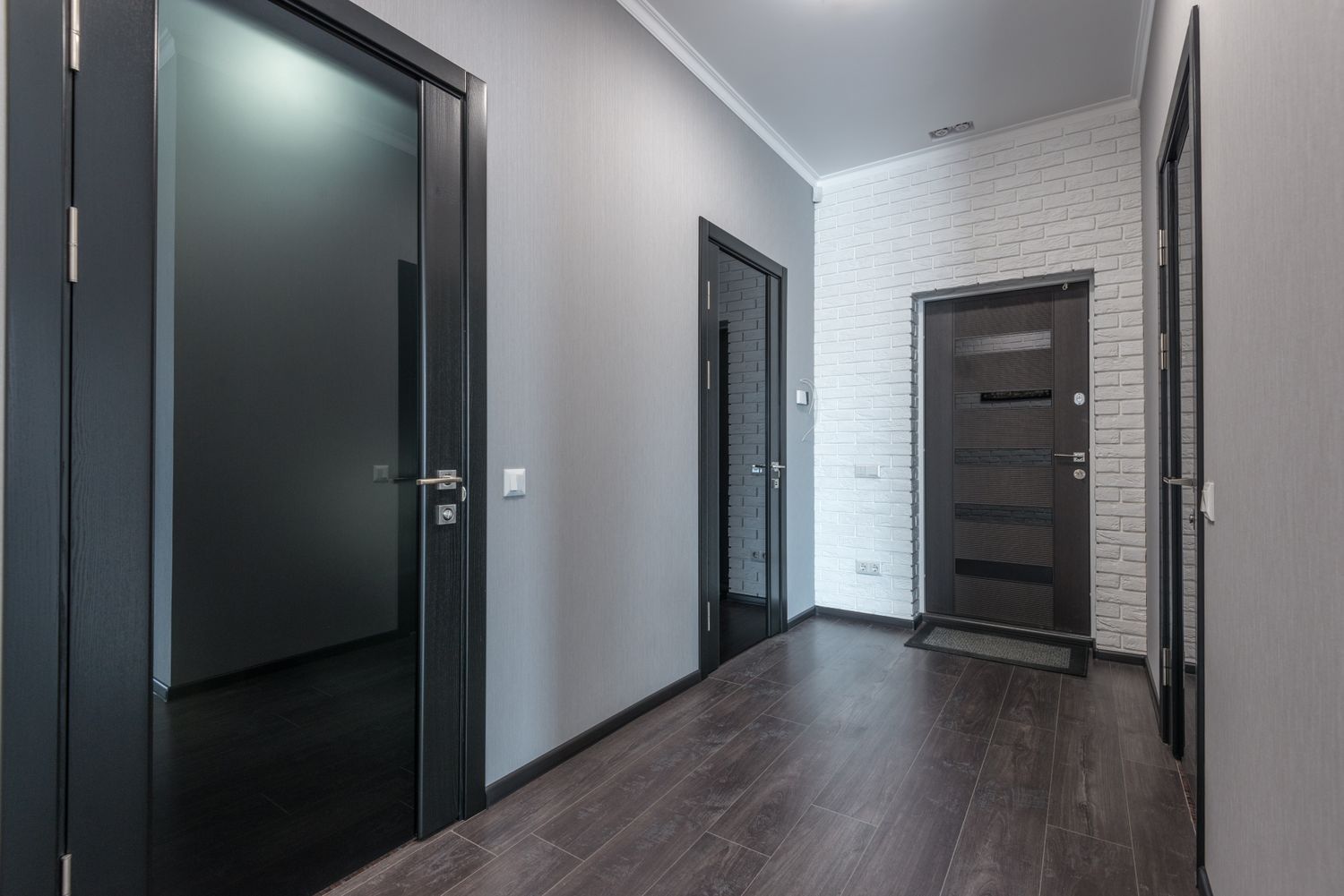 Schone gemeenschappelijke gang in modern appartementengebouw
