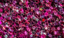 微距镜头细致地突出了鲜艳色彩和纹理，反射出粉色闪光