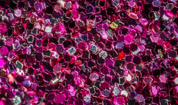 微距镜头细致地突出了鲜艳色彩和纹理，反射出粉色闪光