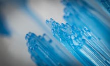 特写镜头捕捉了蓝色牙刷刷毛的复杂细节与纹理