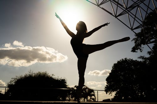 Free Silhouette of Woman Dancing Ballet Stock Photo