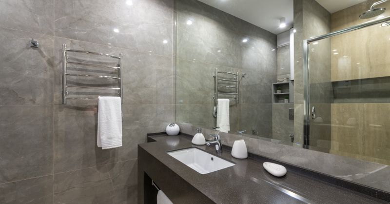 Comment fixer un miroir lourd au mur ?