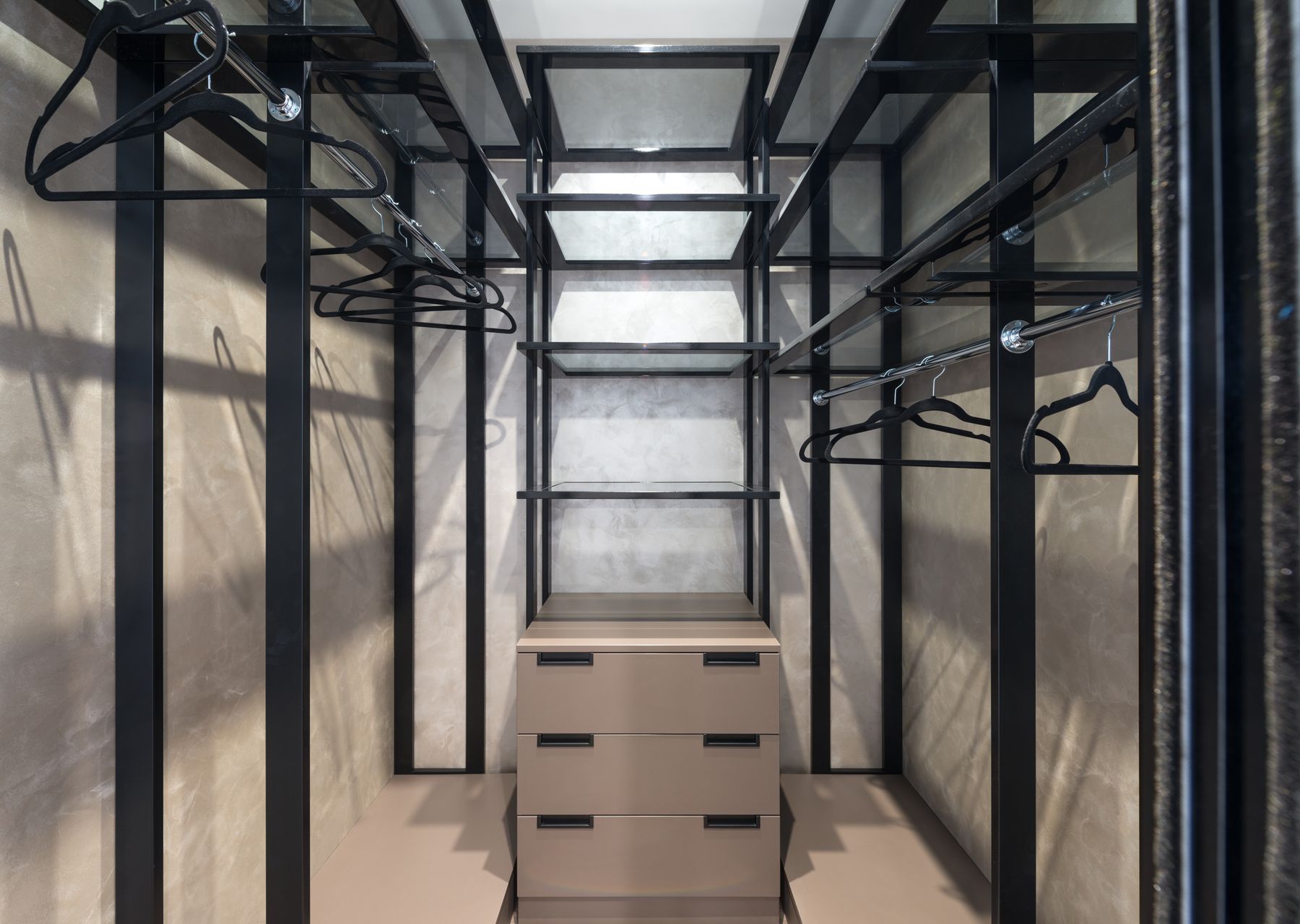 Removals and storage in Ramsden — crew wrapping and loading on moving day