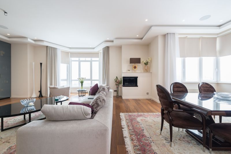 Salón de ático con grandes ventanales y vistas