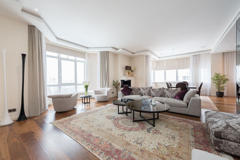 Salón amplio y luminoso de una vivienda gestionada por Solera