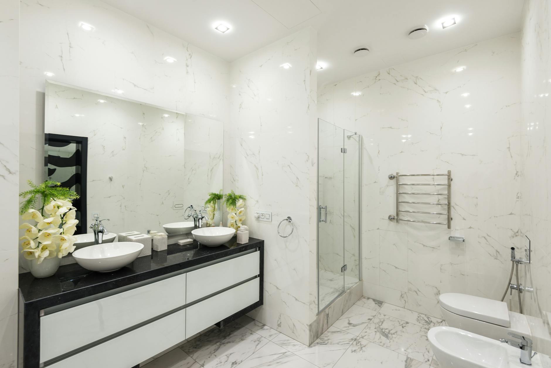 https://www.pexels.com/photo/stylish-bathroom-with-light-interior-7534570/