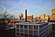 城市风景中有工业大厦和水塔，映衬在日出中