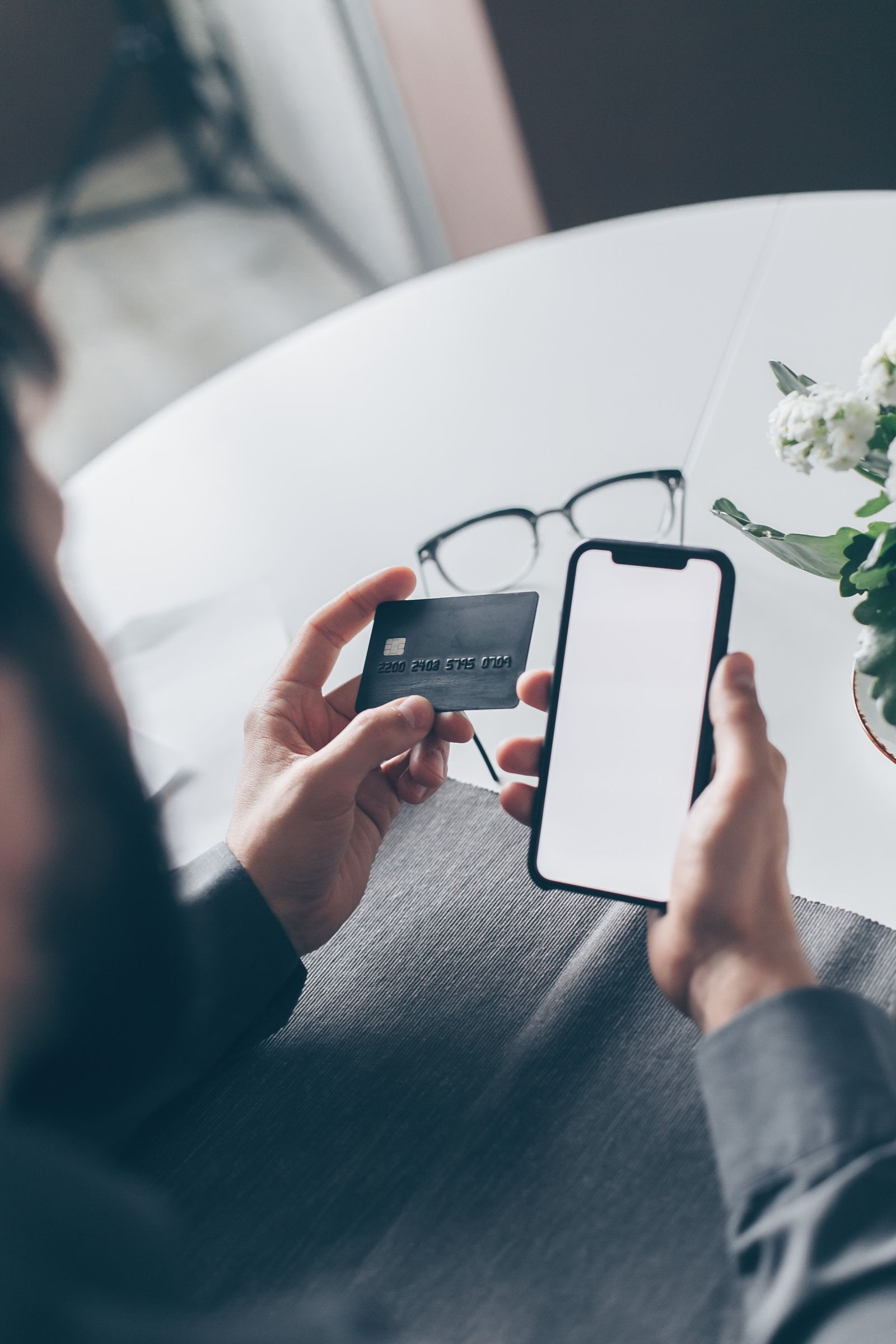 Смартфон і банківська картка для отримання кредиту онлайн