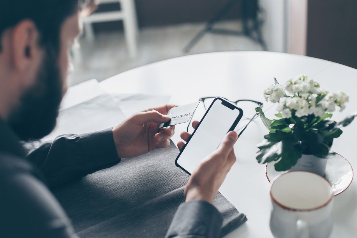 Elinde akıllı telefon tutan kişi güvenli mobil bağlantı kullanıyor