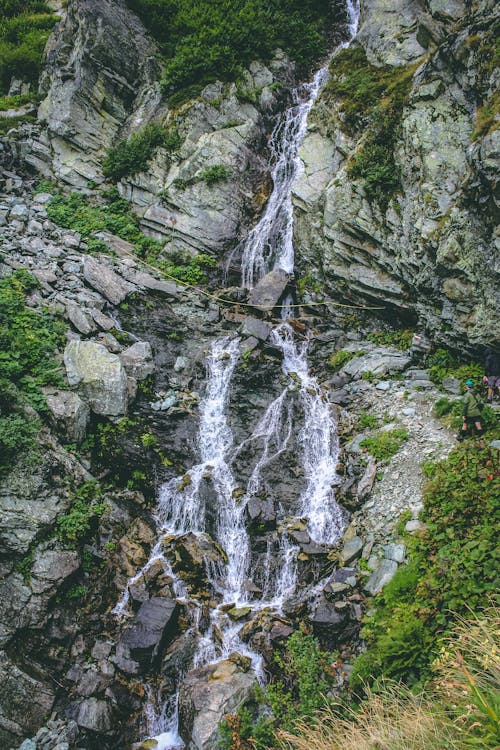 Cachoeira Contra A Rocha