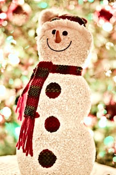 在色彩缤纷的圣诞树灯光中，迷人的雪人装饰与围巾格外亮眼