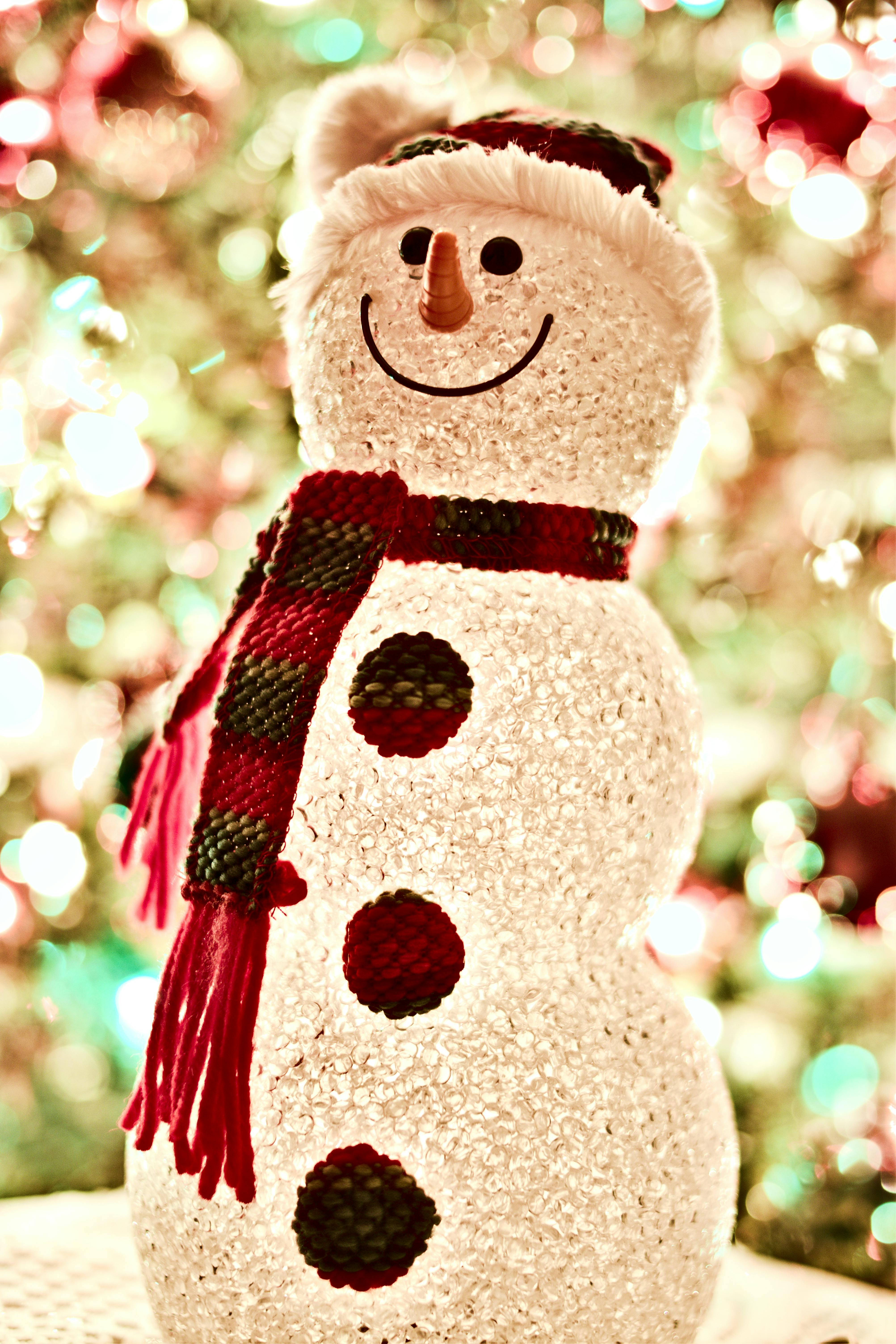 Boneco De Neve Usando Len\u00e7o L\u00e2mpada Led \u00b7 Foto profissional gratuita