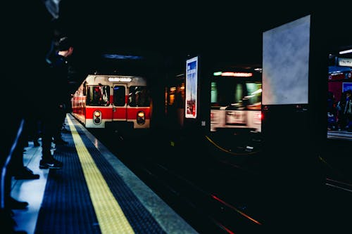 무료 지하에있는 백색과 빨강 기차 스톡 사진