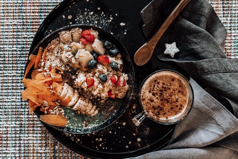 Bebida quente com canela polvilhada