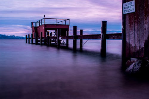 Zeitrafferfotografie Von Körperwasser Mit Rotem Stall