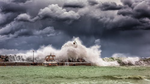 Grote Golven Onder Bewolkte Hemel