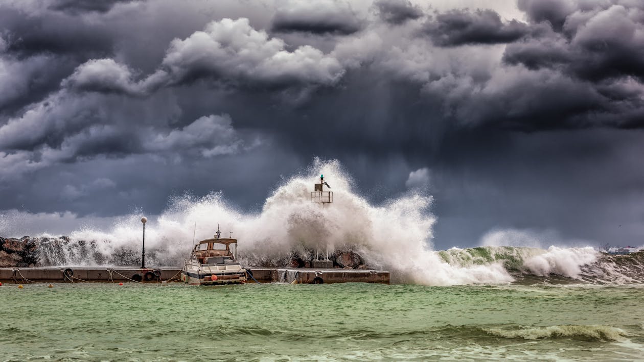 De Grosses Vagues Sous Un Ciel Nuageux