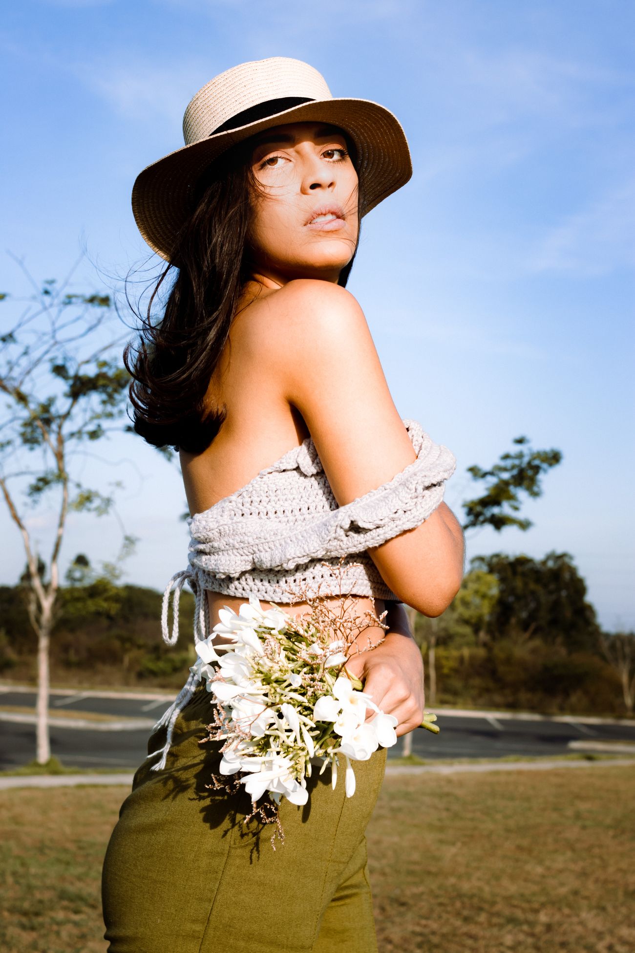 Mulher usando roupa de crochê em estilo leve e artesanal