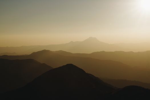 黄昏时分，阳光漫无目的地洒在山脉上，欣赏着宁静的景色