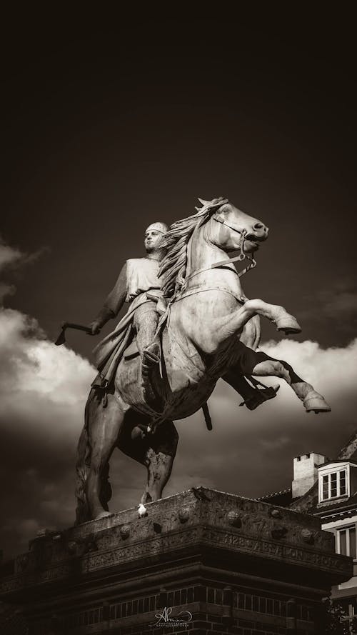 Мужчина держит топор едет на лошади бетонную статую