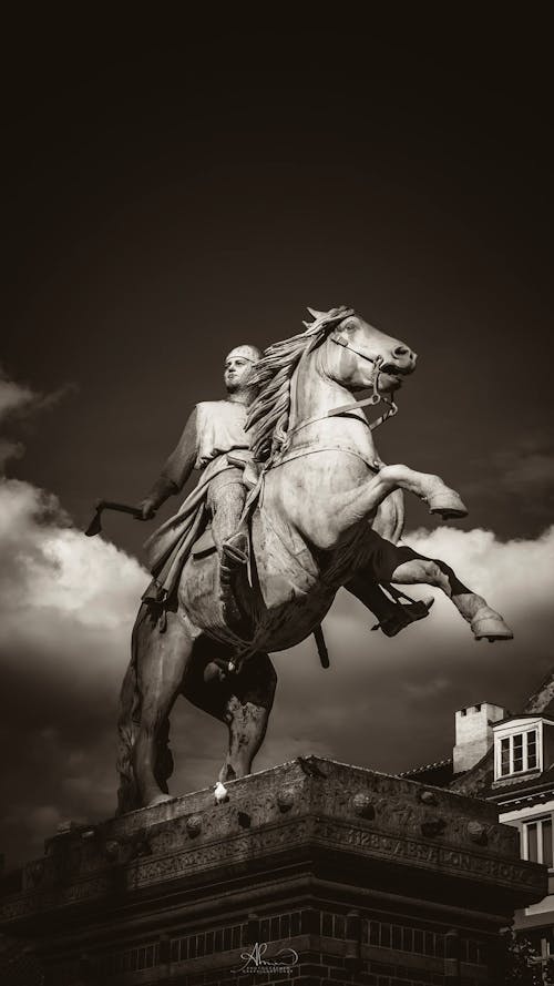 Man Holding Axe Cavalca Sulla Statua Di Cemento Del Cavallo