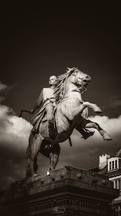 Homme Tenant Une Hache Monte Sur Une Statue De Béton De Cheval