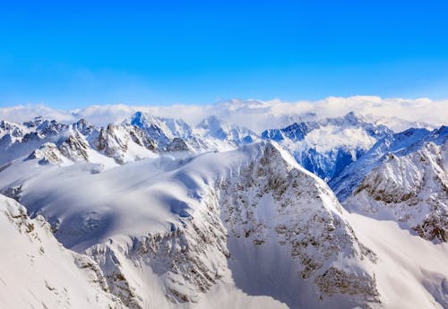 맑고 푸른 하늘 아래 눈 코팅 산의 영역 사진
