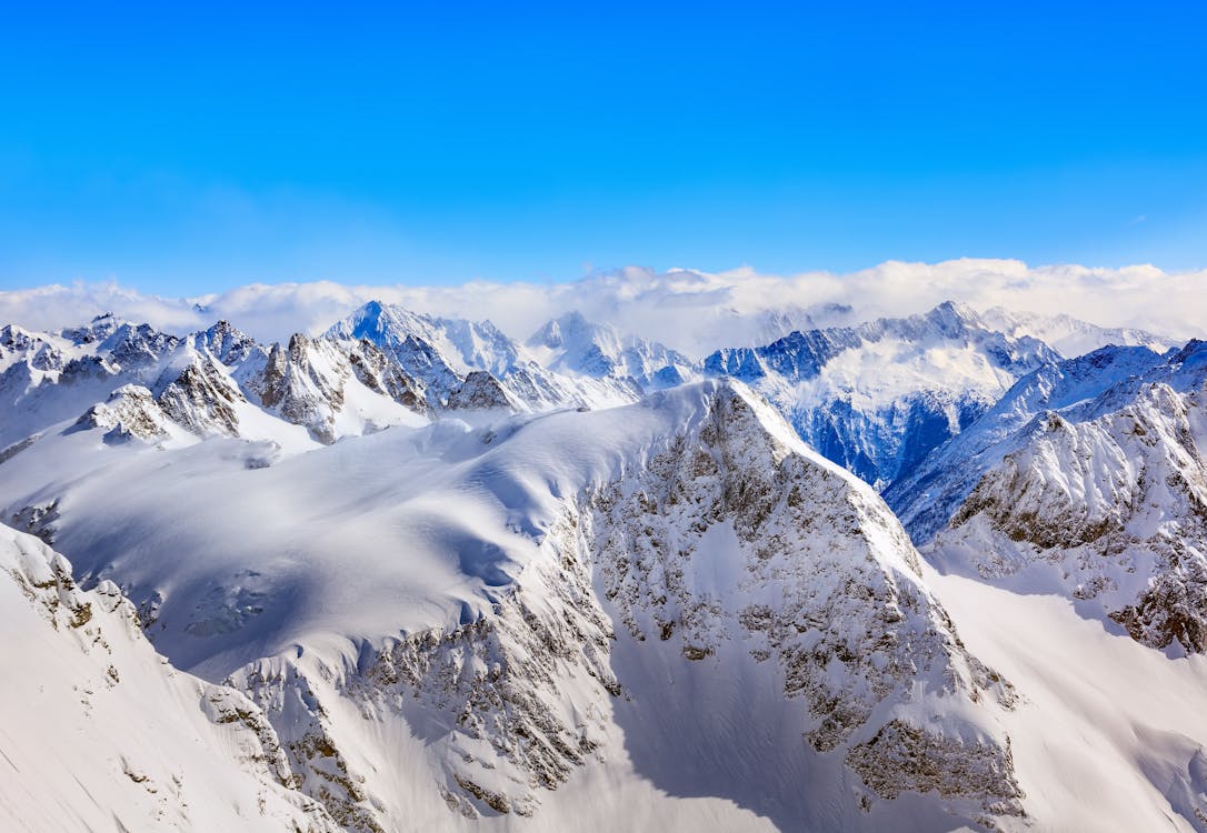 Gunung Everest di pegunungan Himalaya merupakan gunung tertinggi di dunia dan merupakan bagian dari pegunungan sirkum mediterania