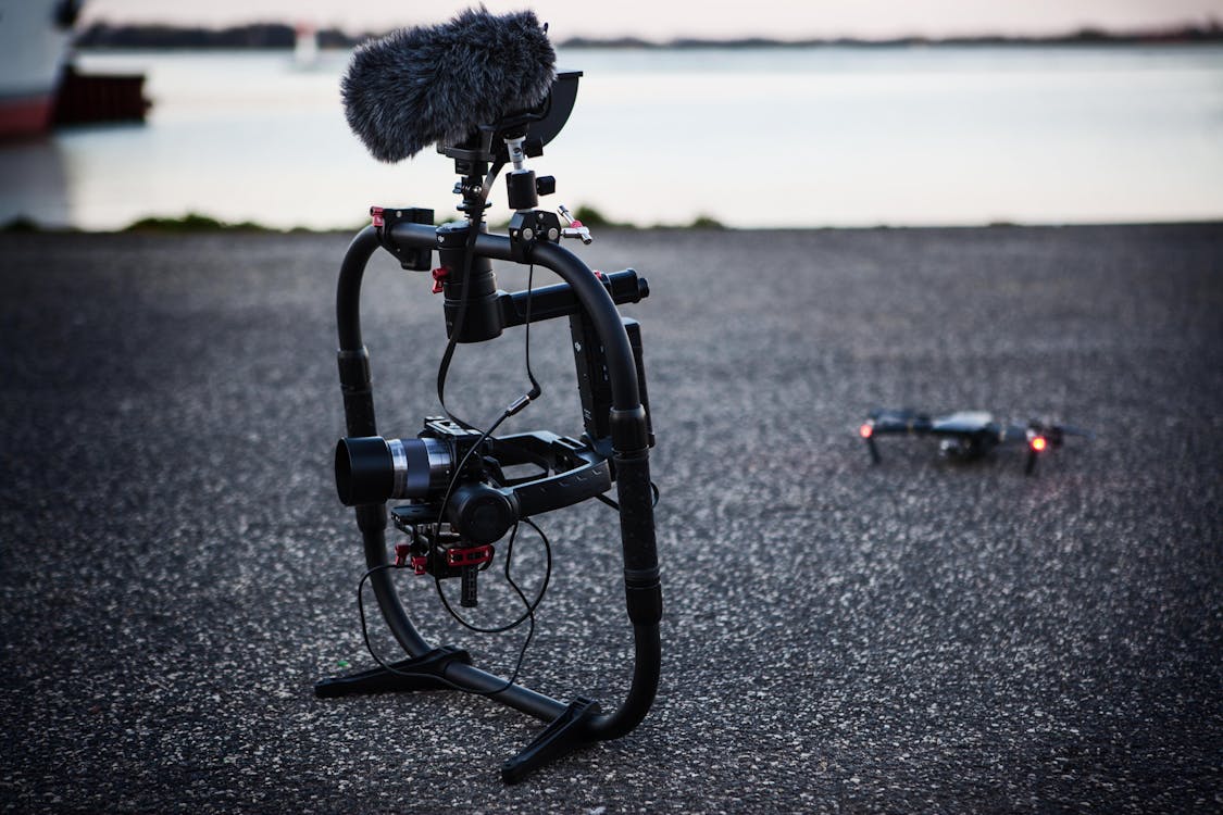 Chụp ảnh Lấy Nét Nông Của Máy ảnh Quadcopter đen Gần Vùng Nước