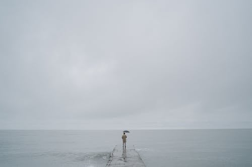 Бесплатное стоковое фото с Бетонный док, длинный выстрел, дождливый день