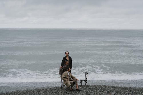 Безкоштовне стокове фото на тему «берег моря, біля океану, жінка»