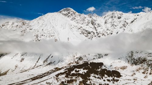 Free A breathtaking view of a snow-covered mountain range under a clear blue sky. Stock Photo