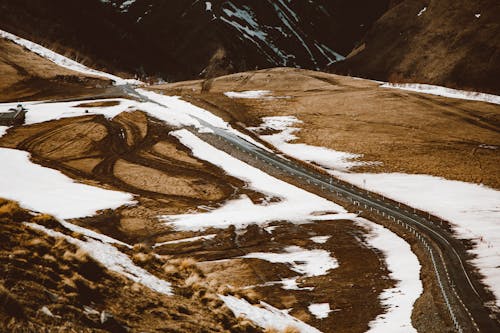 Бесплатное стоковое фото с покрытый снегом, проселочная дорога, проход