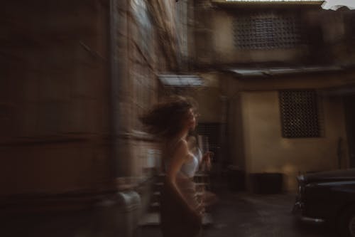 Základová fotografie zdarma na téma běhání, budovy, dlouhé vlasy