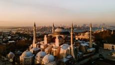 索菲亚大教堂和伊斯坦布尔天际线在夕阳的映照下，展现出壮丽的景象