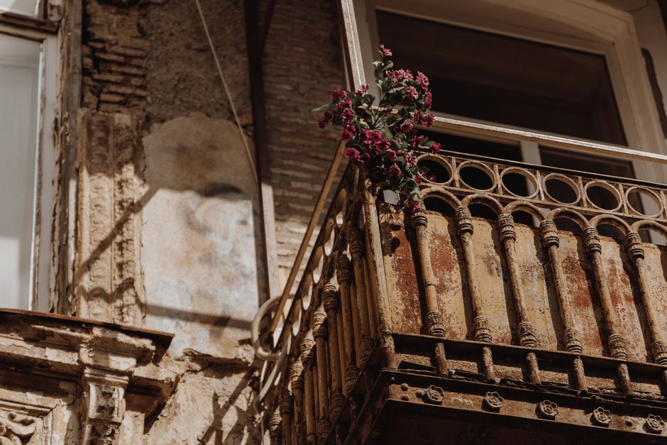 Balkon in shabby chic stijl, sfeervol verlicht. Balkon in shabby chic stijl, sfeervol verlicht.