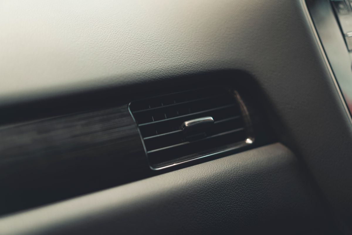 Detalhe do sistema de ventilação interior de um automóvel