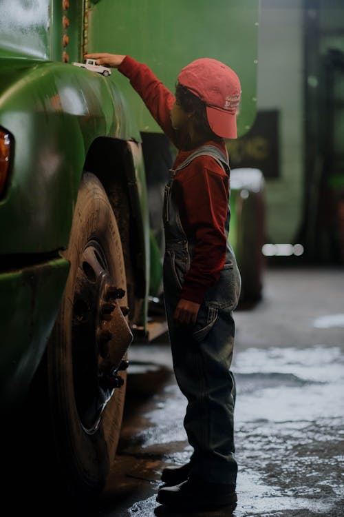 Základová fotografie zdarma na téma auto, automobil, červená kšiltovka