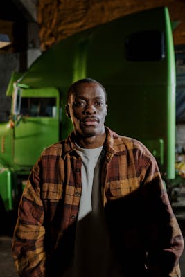 Transport de voiture par camion porte-voiture sur autoroute