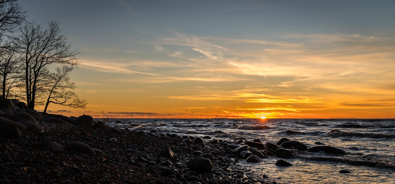 Kustfoto Die Tijdens Zonsondergang Is Ontsproten