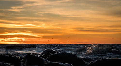 Specchio D'acqua Vicino A Formazione Rocciosa Sotto Golder Hour