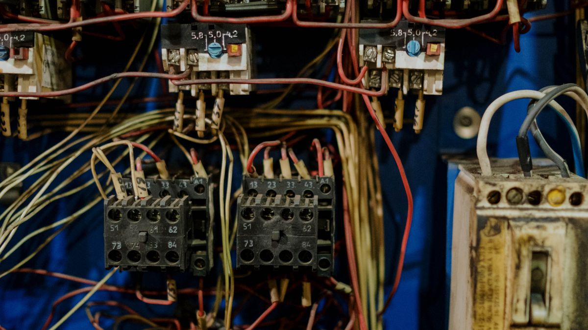 Painel montado na oficina: o que a NBR IEC 61439 exige e quase ninguém entrega