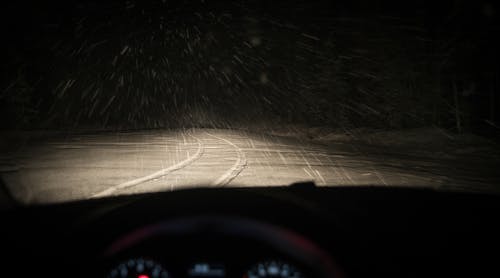無料 雪に覆われた道路の写真を撮る人 写真素材