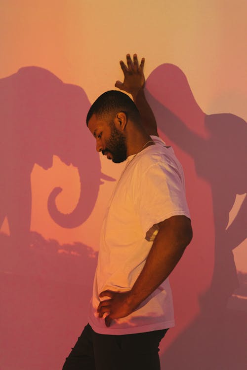 Безкоштовне стокове фото на тему «афроамериканський чоловік, вертикальні постріл, вид збоку»